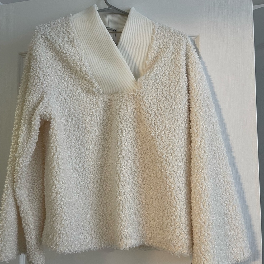 BRAND NEW zara sweater in a off white color. Very comfy!